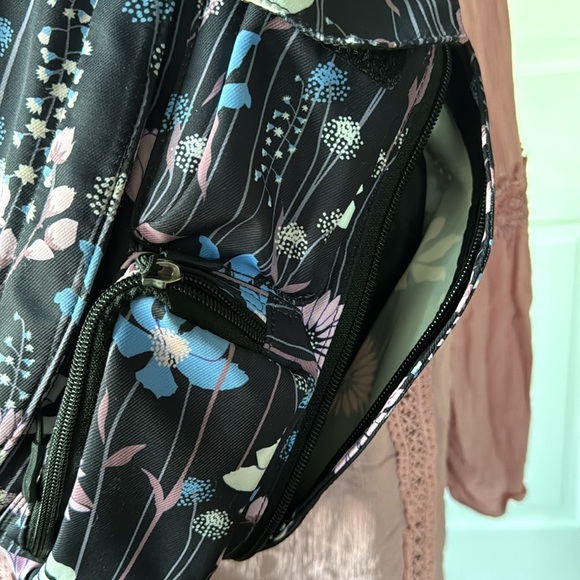 The Kamo Sling Bag With Adjustable Strap EUC - Picture 8 of 14